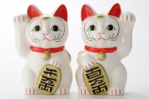 招き猫　右手上げが金運、左手上げが千客万来、では両手上げは？