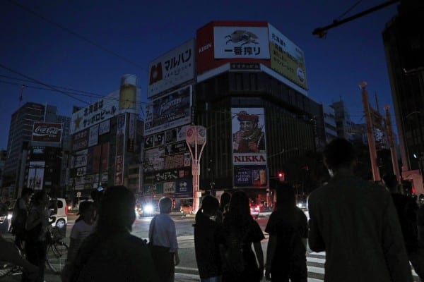 札幌市内は暗闇に包まれた（共同通信社）