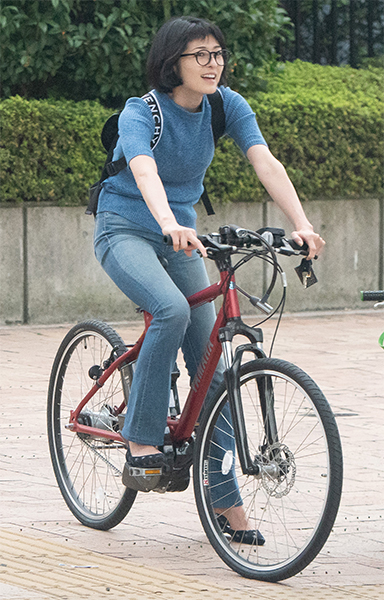 W不倫を認めた阿部哲子アナ 自転車で颯爽と走る写真5枚 Newsポストセブン