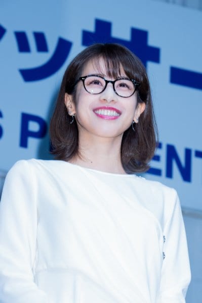 メガネベストドレッサー賞を受賞した加藤綾子