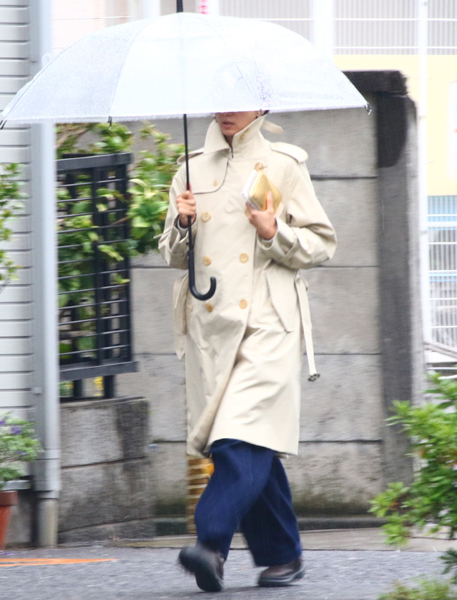 サクラと絶縁の満島ひかり 傘さしながら1人で歩く写真5枚 Newsポストセブン