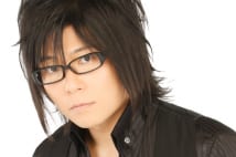 声優・森川智之の風邪予防、首タオル＆スエットパーカをすっぽり