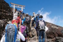 ふるさと納税の使い道、富士山登山者サポートや保育園無料化