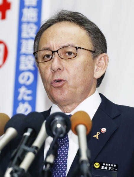 記者団の取材に応える玉城デニー知事