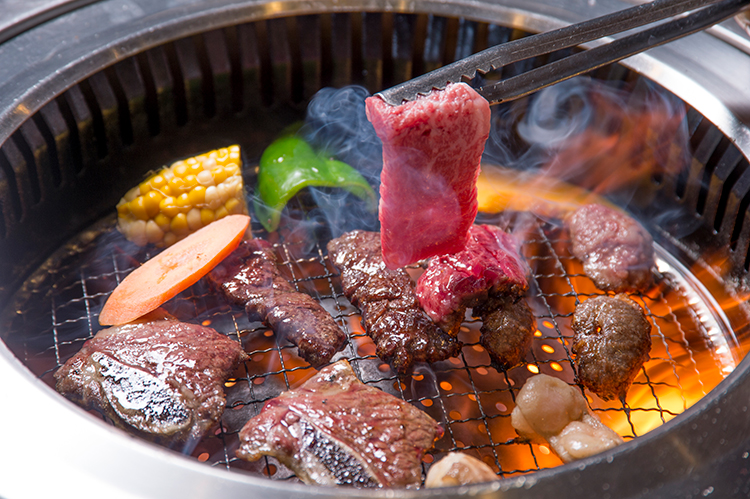 生肉用トングで焼けた肉をつかむのはNG！