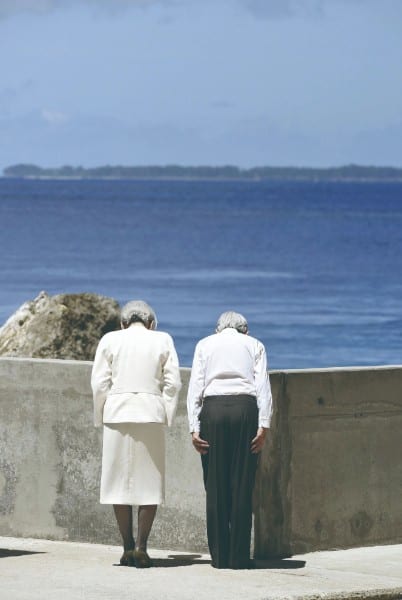 パラオを訪れ、太平洋戦争で激戦の地となったアンガウル島に向かって拝礼（2016年4月9日）