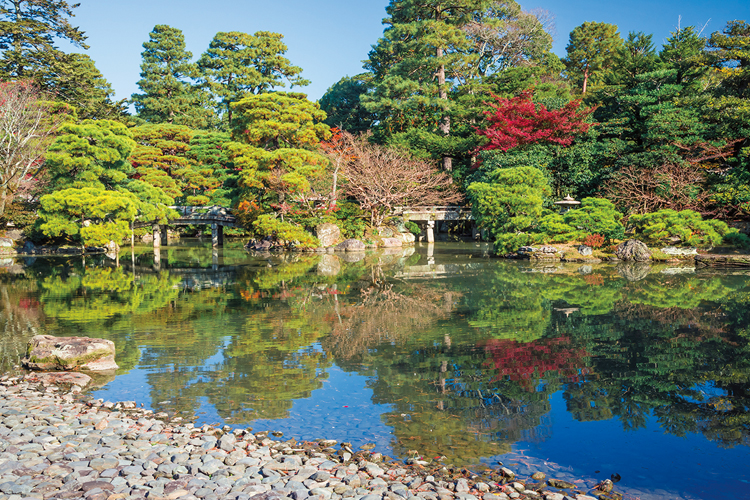 王朝文化を思わせる御池庭