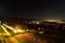 長野県　JR東日本  篠ノ井線。町の灯が静かに煌めく日本三大車窓の夜景