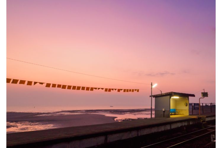 長崎県 島原鉄道 島原鉄道線。黄色のハンカチが揺れるノスタルジーな朝焼け