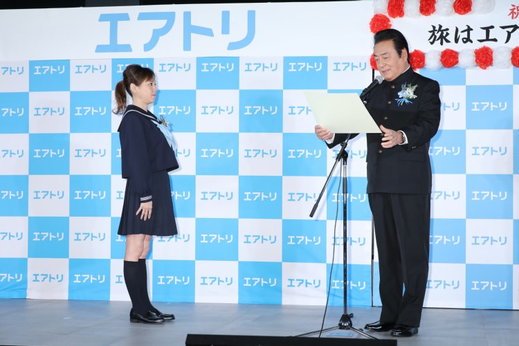 写真 高橋真麻と父 高橋英樹が学生服姿で 卒業証書授与 Newsポストセブン Part 2