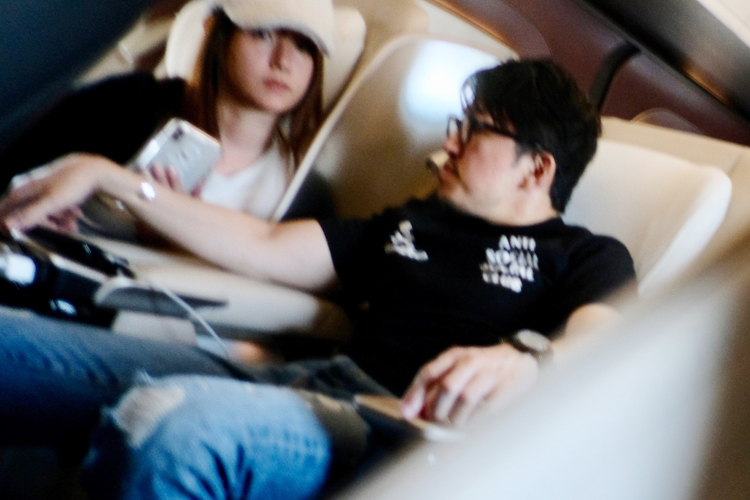 写真10枚 深田恭子と恋人会長 帰京の新幹線車内で超密着 Newsポストセブン