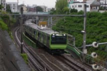 山手線の田端～駒込間。明治の開業時に開削された掘割の上を走る（筆者撮影）