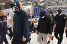 タイ邦人詐欺団／空港に到着した詐欺容疑の男ら（時事通信フォト）