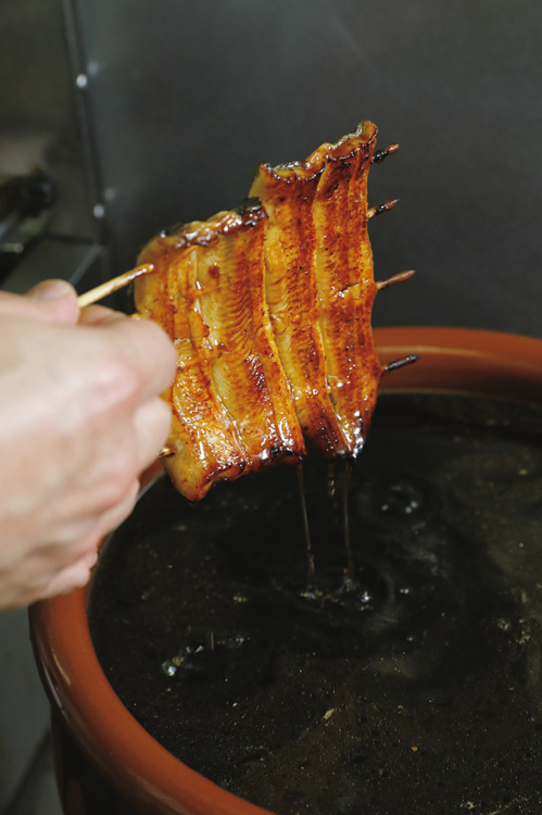 醤油とみりんしか使わずに継ぎ足された秘伝のタレ