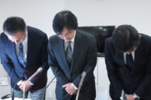 セブンペイ不正アクセスに関する記者会見で頭を下げる運営会社の小林強社長（中央）ら（時事通信フォト）