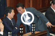 衆議院本会議場で安倍晋三首相（左）と談笑する麻生太郎金融相＝２１日、国会内