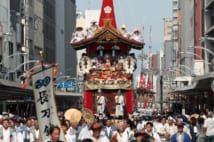 古都京都の夏の風物詩。一度は見に行きたい（時事通信フォト）