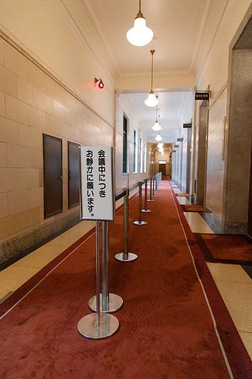 写真 写真 国会議事堂内の電灯 赤絨毯などおしゃれな内装 News