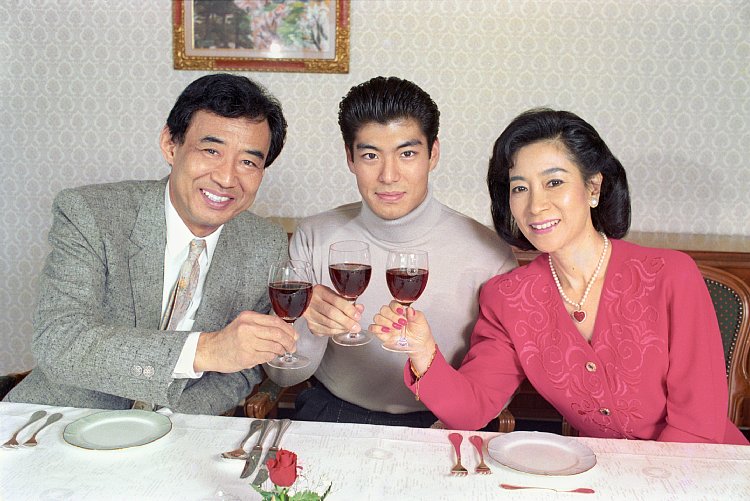 高島忠夫さん、兄・政宏、妻の寿美花代（1988年、写真／共同通信社）