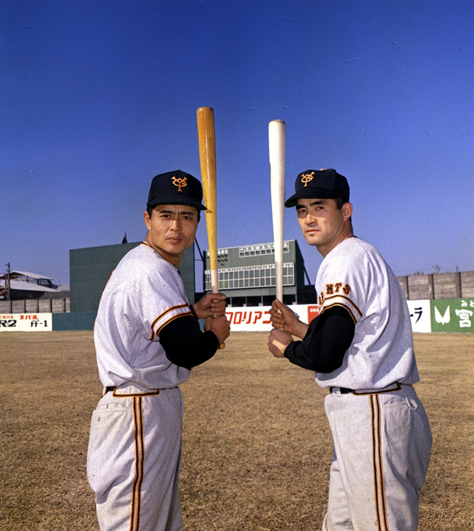 並んでポーズをとる王貞治と長嶋茂雄（1970年。写真／共同通信社）