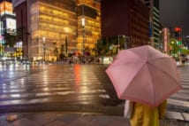 さっきまで晴れていたのに突然、雨が……