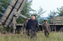 挑発は止む気配がない（9月11日、ミサイル試射に立ち会った金正恩委員長。AFP=時事）