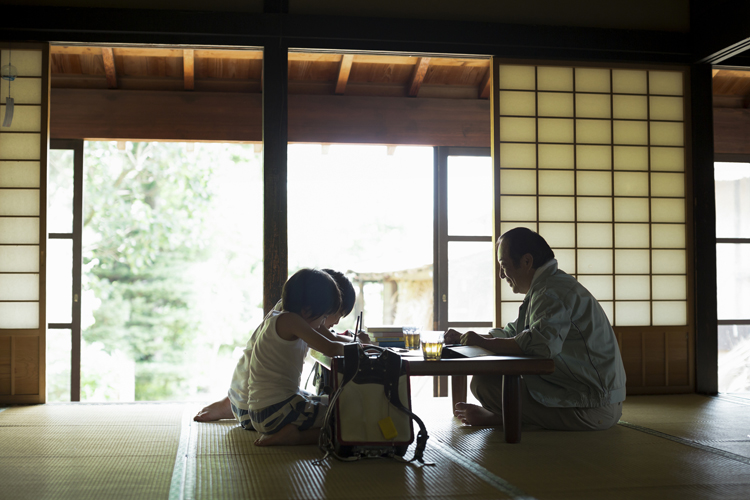 孫との同居はストレスを招く？