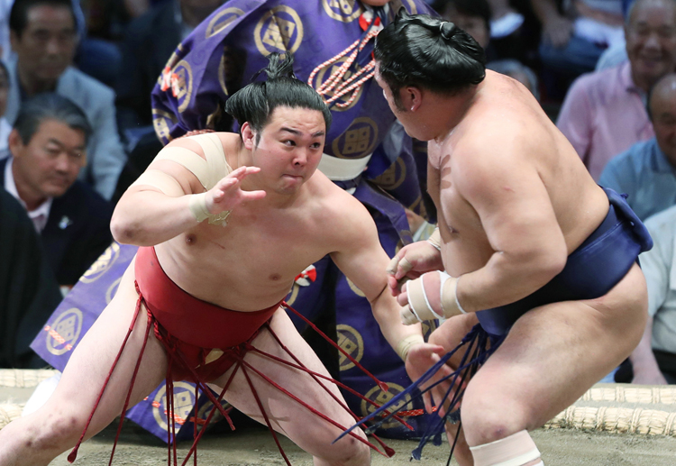 栃煌山を攻める炎鵬（写真／時事通信フォト）