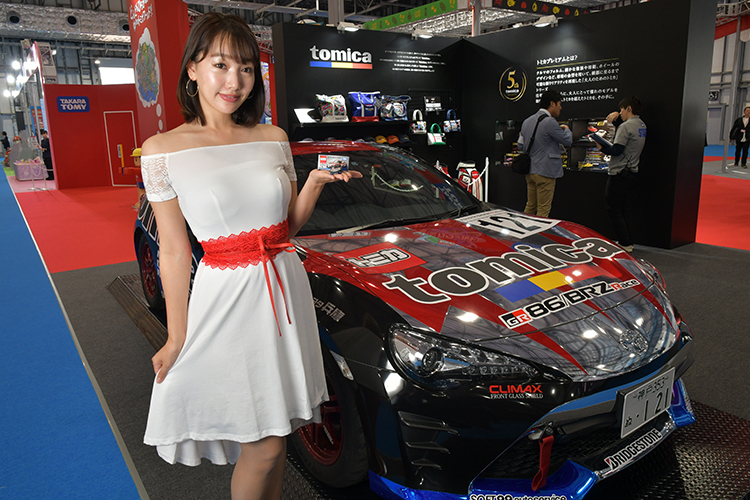 写真 Tms19 ルノー最速モデルに華を添えるノースリーブ美女 Newsポストセブン Part 7