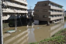 台風19号の影響で浸水した住宅街（川崎市。写真：時事通信フォト）