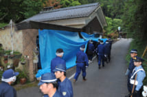 住民の貴重な意見（写真は現場検証。時事通信フォト）