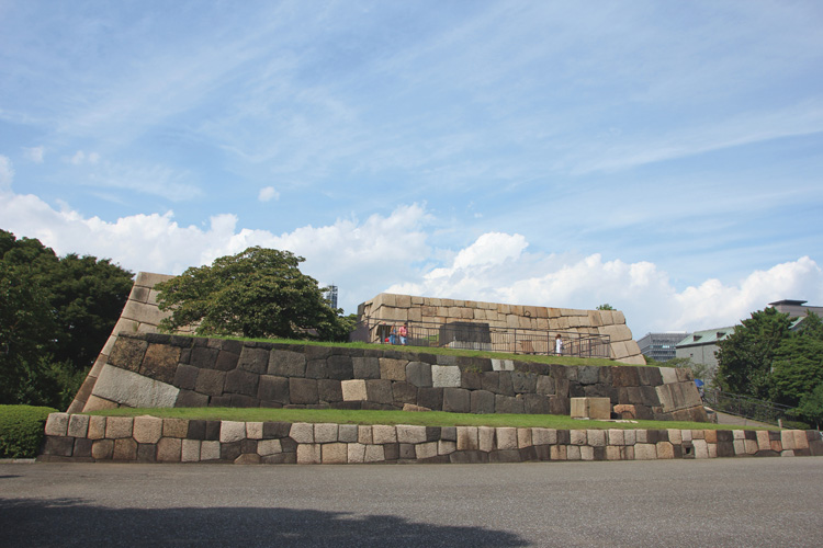 皇居に江戸時代から残る天守台