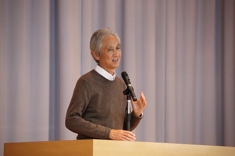 生徒総会で壇上に立つ世田谷区立桜丘中学校の西郷校長（10月17日）