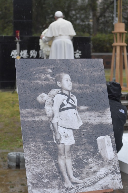 爆心地公園に掲げられた「焼き場に立つ少年」のパネル（AFP＝時事）