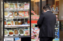 会社帰りの「ちょい飲み」需要も掴んで絶好調の日高屋だったが…（AFP＝時事通信フォト）