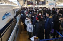 帰省する人たちで混雑するJR東京駅新幹線ホーム（時事通信フォト）