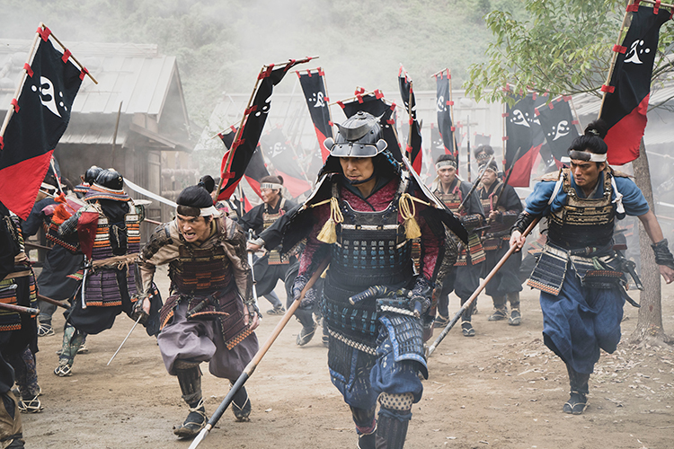 戦国時代といえばダイナミックな合戦！　リアルに再現され、光秀のテーマカラーである「青」が取り入れられた甲冑は本物そものも