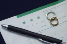 自身の不倫が原因で離婚した50代女性　養育費請求しづらいジレンマ