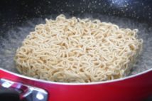 化学調味料が多く含まれる場合が多い即席麺