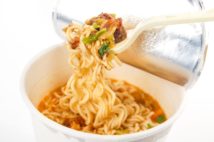 手軽だからつい食べてしまいがちなカップラーメンだが…（写真／アフロ）