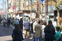 開店前のスーパーに並ぶ人々（時事通信フォト）