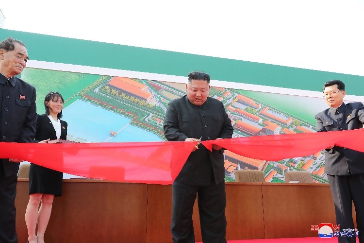 肥料工場（北朝鮮・順川）の完工式に出席した金正恩委員長の写真で健康不安説を打ち消した北朝鮮だが…（EPA＝時事通信フォト）