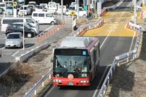 津波被害を受けたJR大船渡線線路跡を走るBRT（バス高速輸送システム）（時事通信フォト）