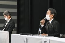 政権と受注先との「距離感」も問われた（共同通信社）