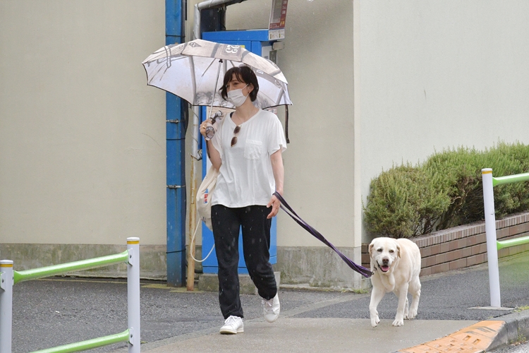 白Tシャツ＆スニーカースタイルで愛犬と散歩する滝クリ