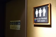 LGBT対応した多目的トイレマーク（時事通信フォト）