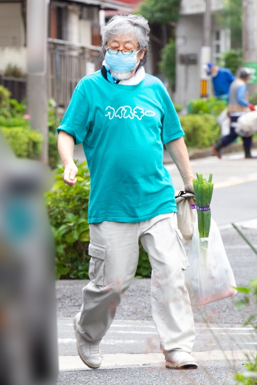 妻の田中と近所で野菜を購入したジュリー（写真は2020年）