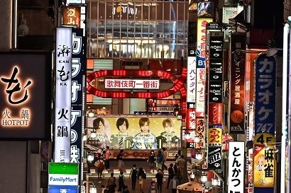 営業自粛が解除された新宿区歌舞伎町（AFP＝時事）