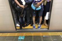 経済活動の再開で満員電車も復活