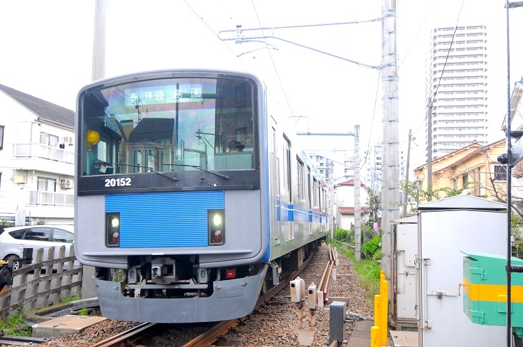 練馬駅─豊島園駅は約１キロメートルの単線区間ながら、高頻度で電車が走っている